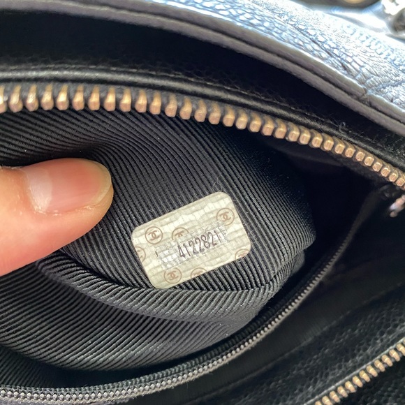 Authentic vintage Chanel caviar CC logo chain shoulder bag - Picture 15 of 16